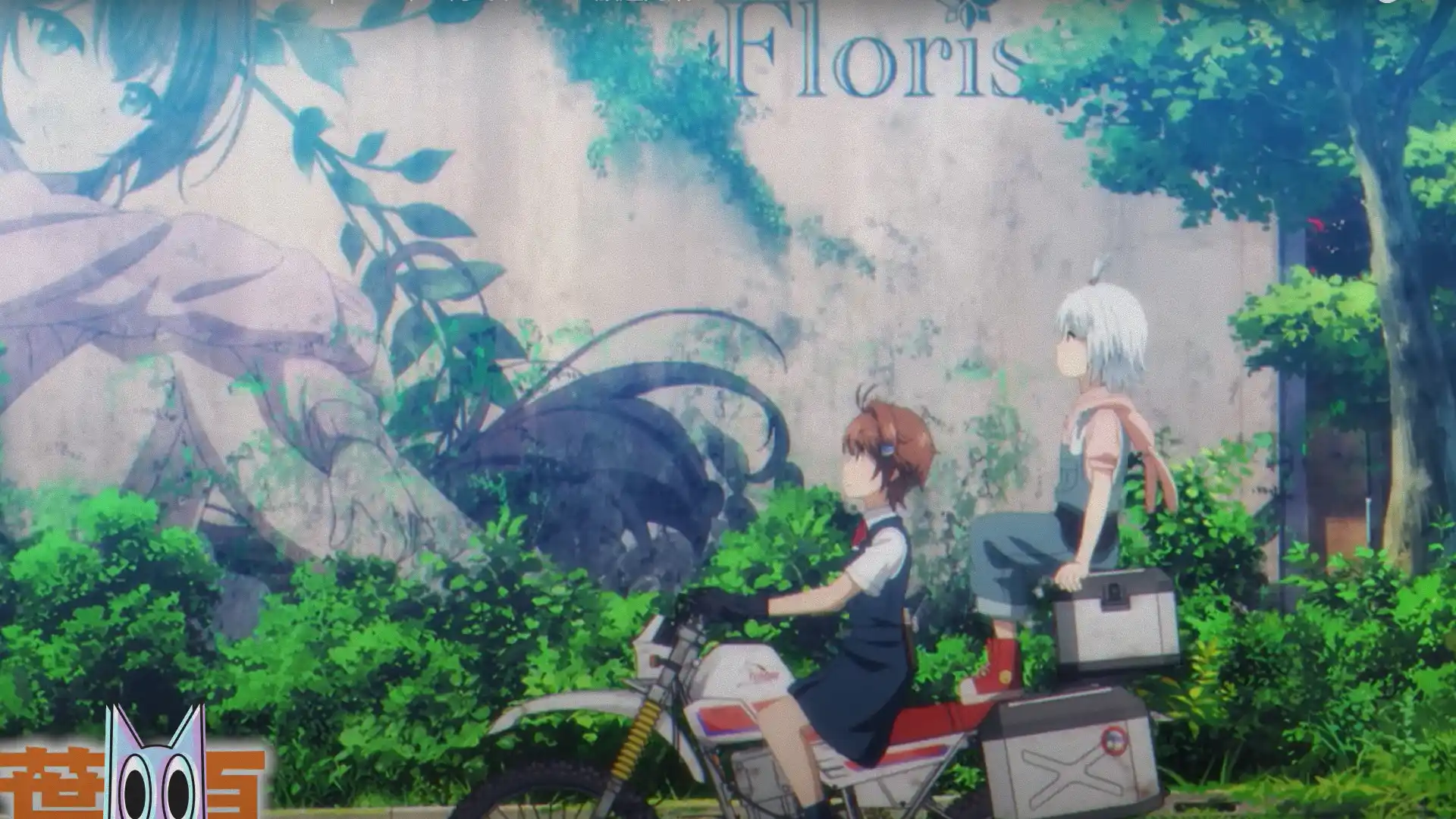 As protagonistas em sua motocicleta, observando a paisagem em ruínas, no trailer "Road" de Touring After the Apocalypse.